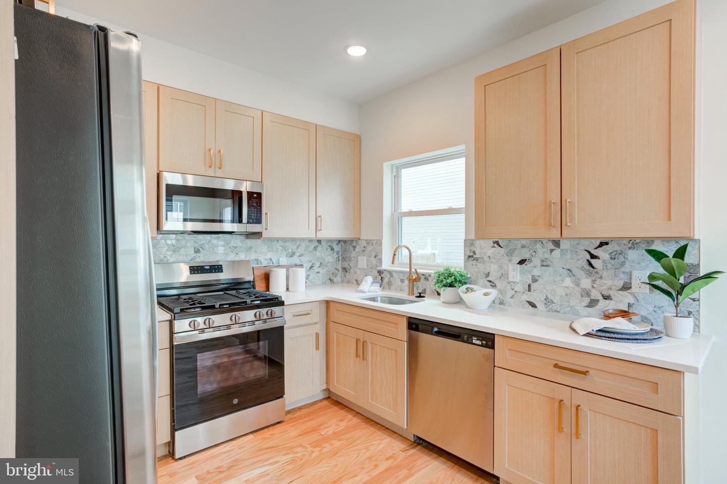 2480 Emerald St Property Photo 9