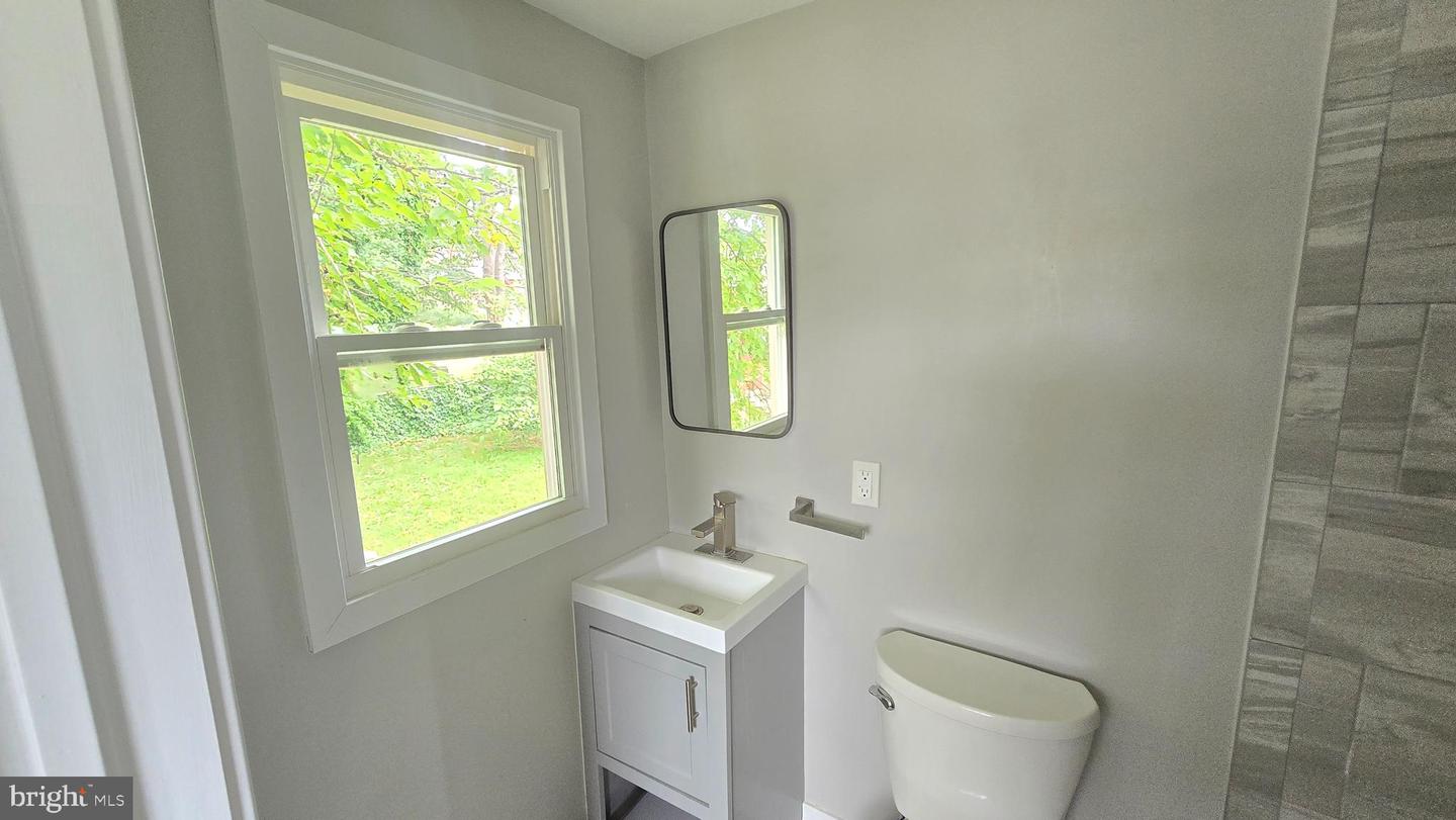 484 Shurs Ln Property Photo 10