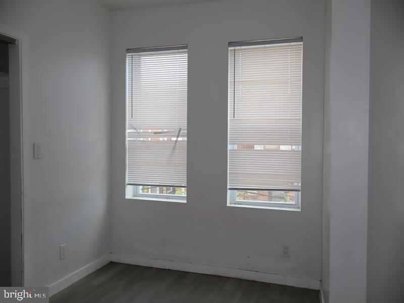 6037 Spruce St Property Photo 17