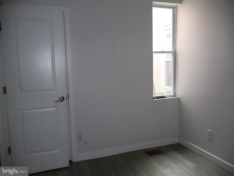 6037 Spruce St Property Photo 18