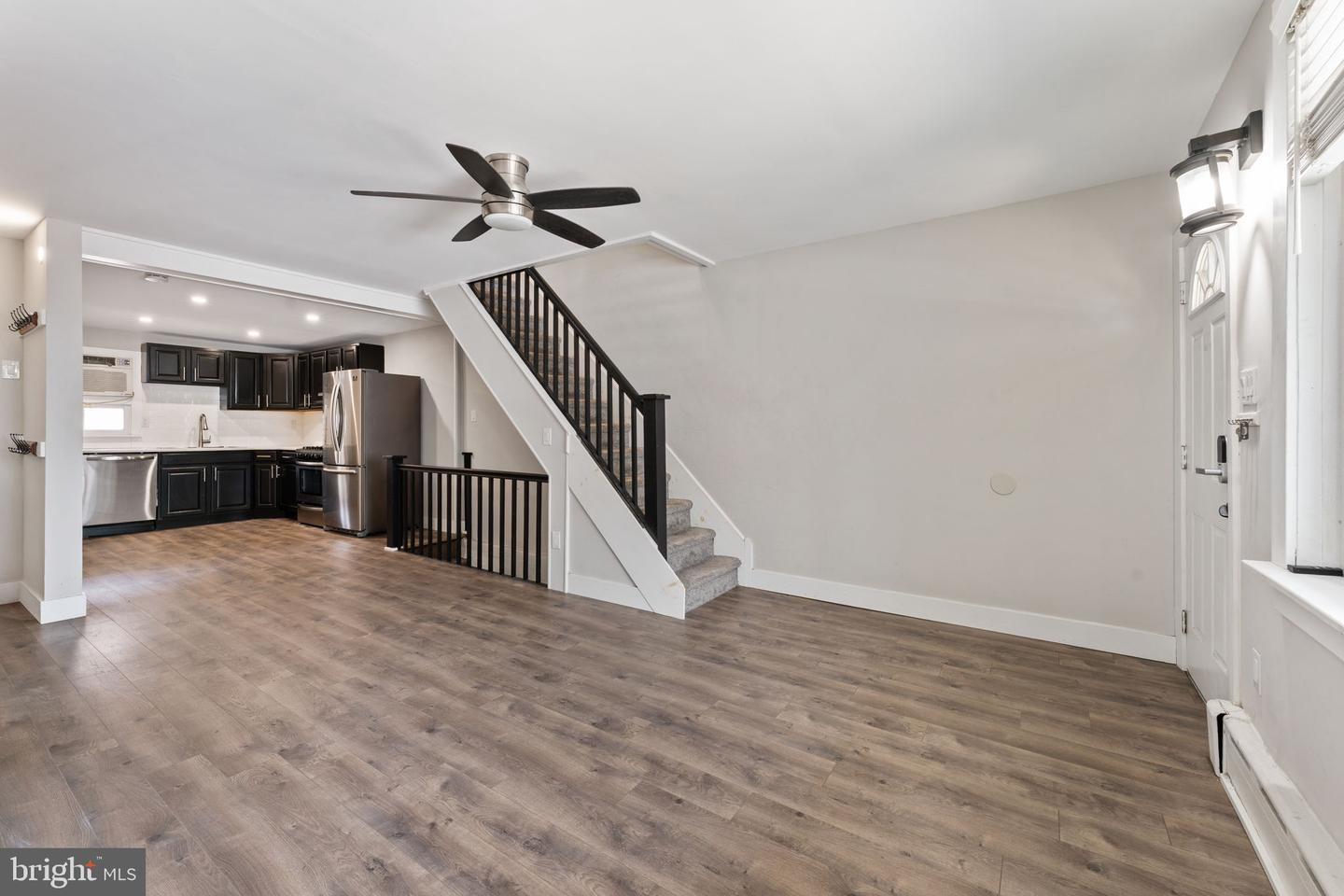 2833 S Sydenham St Property Photo 4