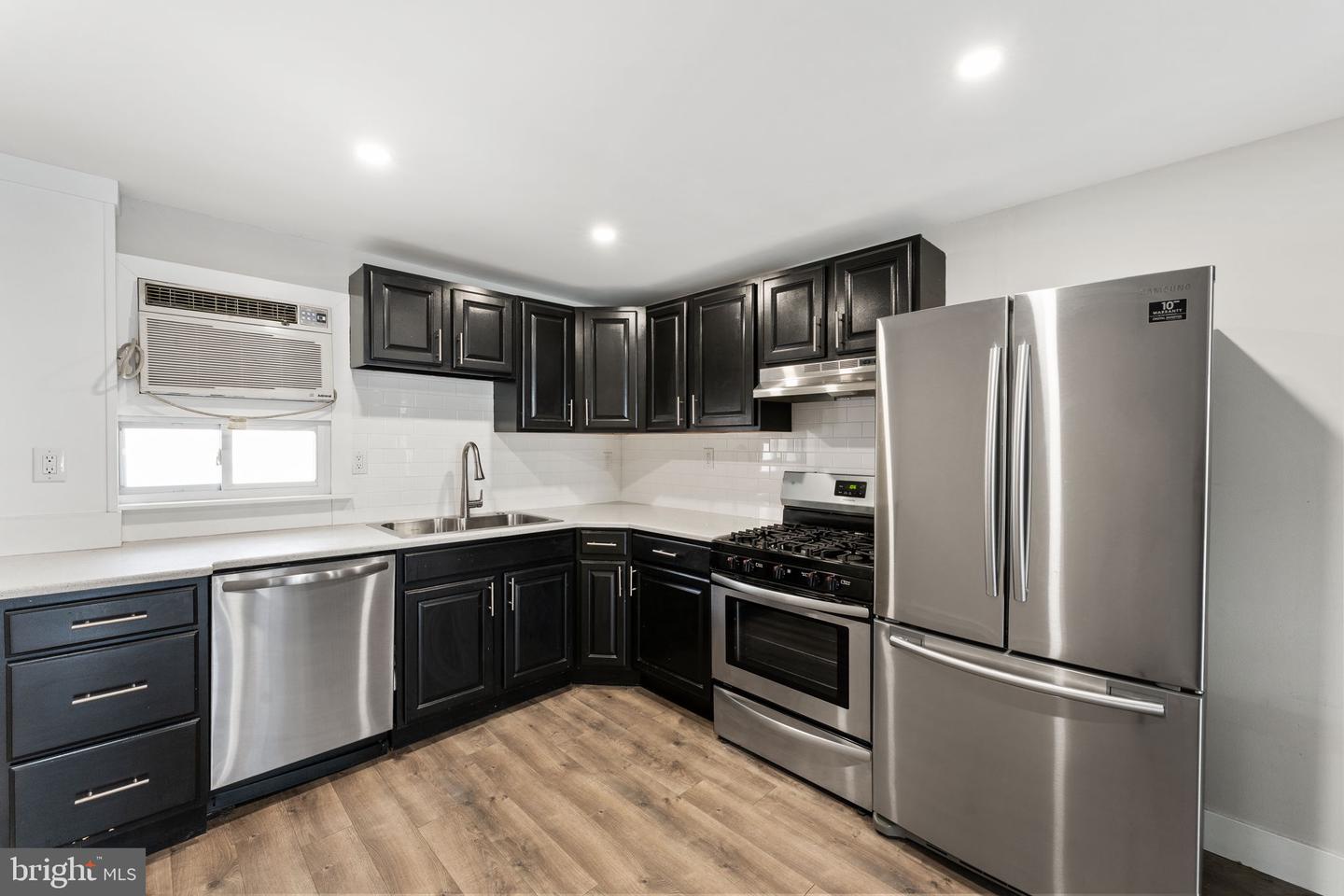 2833 S Sydenham St Property Photo 10