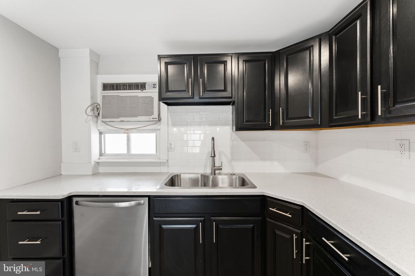 2833 S Sydenham St Property Photo 12