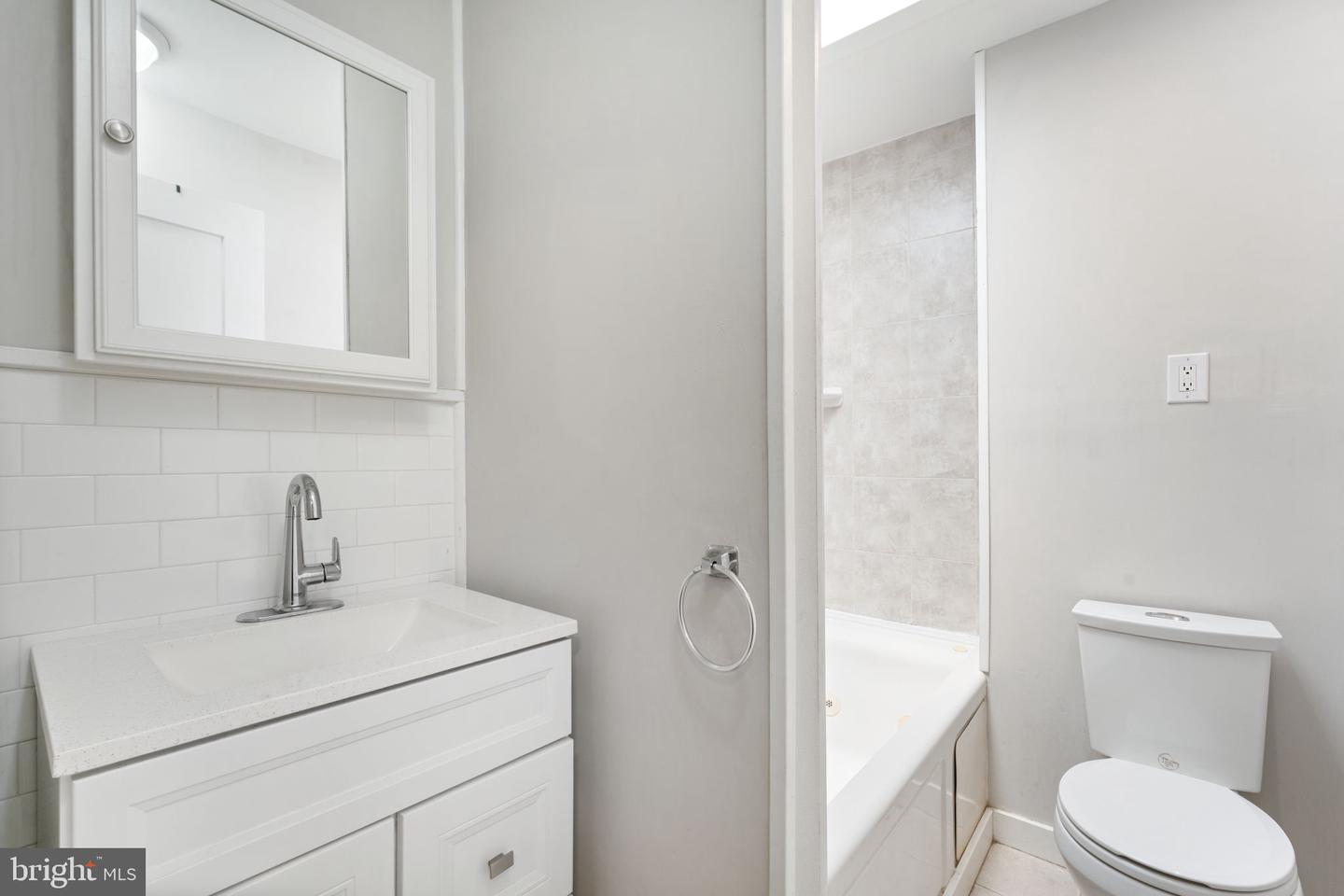 2833 S Sydenham St Property Photo 20