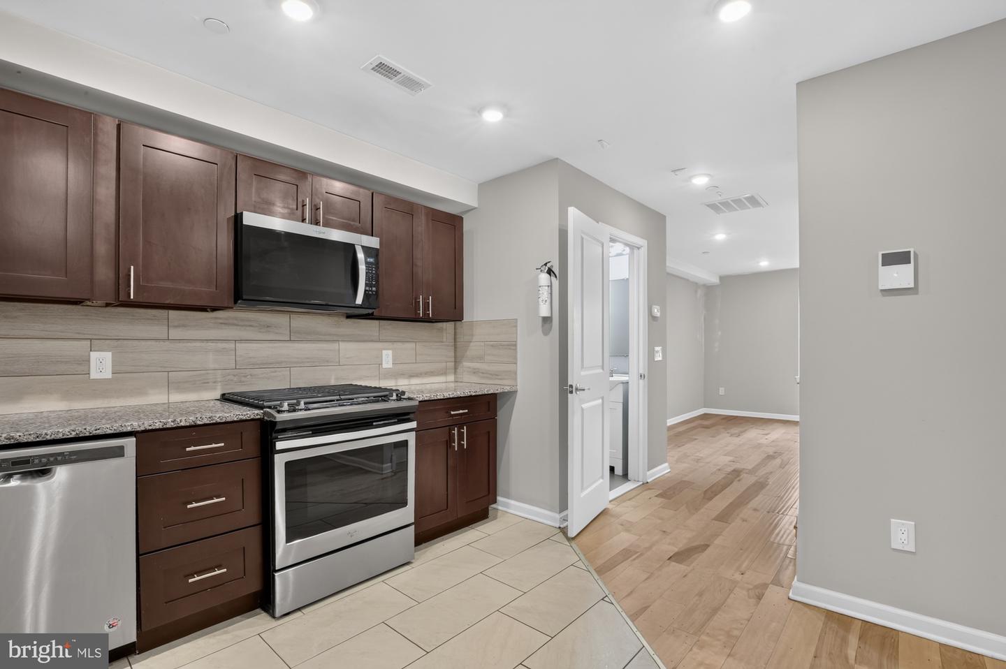 1431 Poplar St #d Property Photo 4