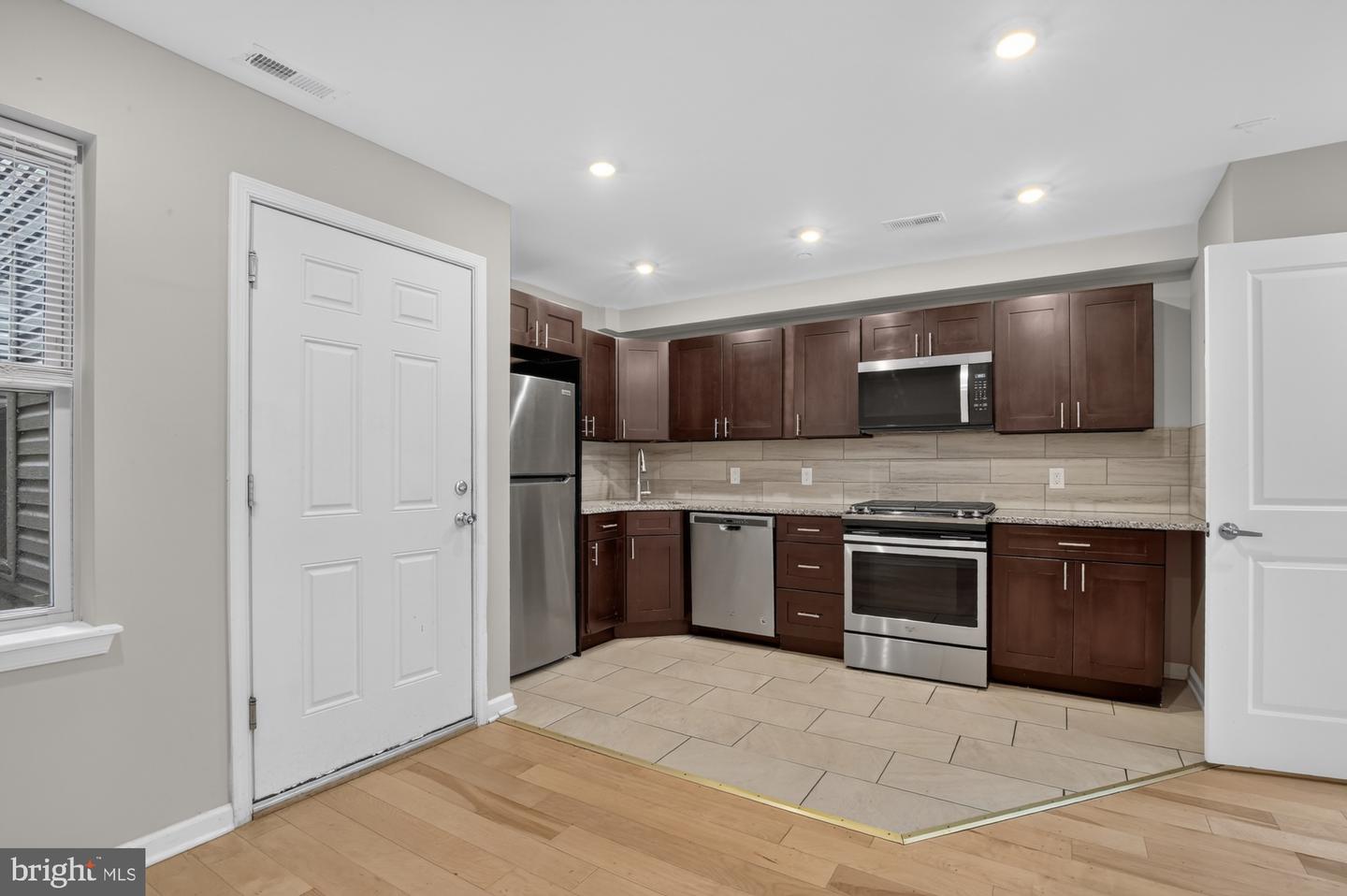 1431 Poplar St #d Property Photo 6
