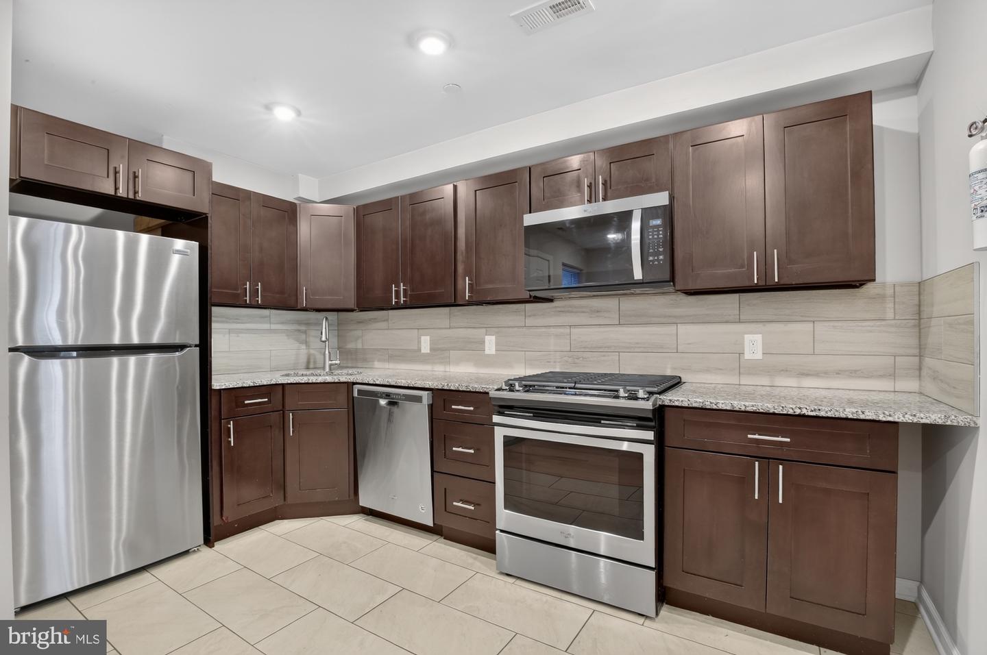 1431 Poplar St #d Property Photo 8