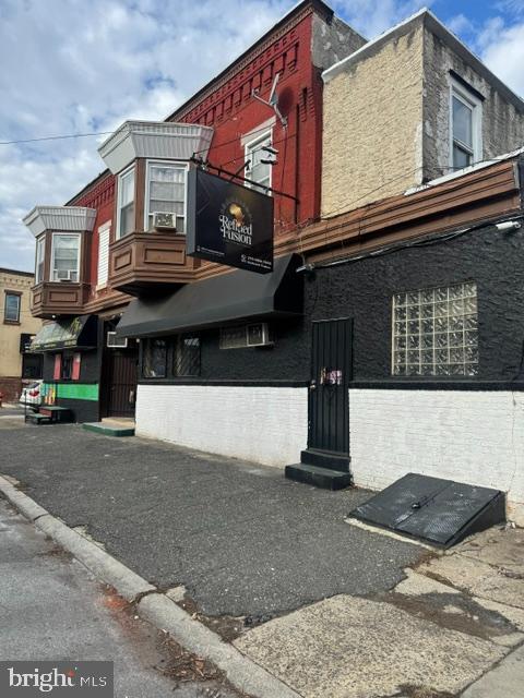 2201 N WOODSTOCK ST