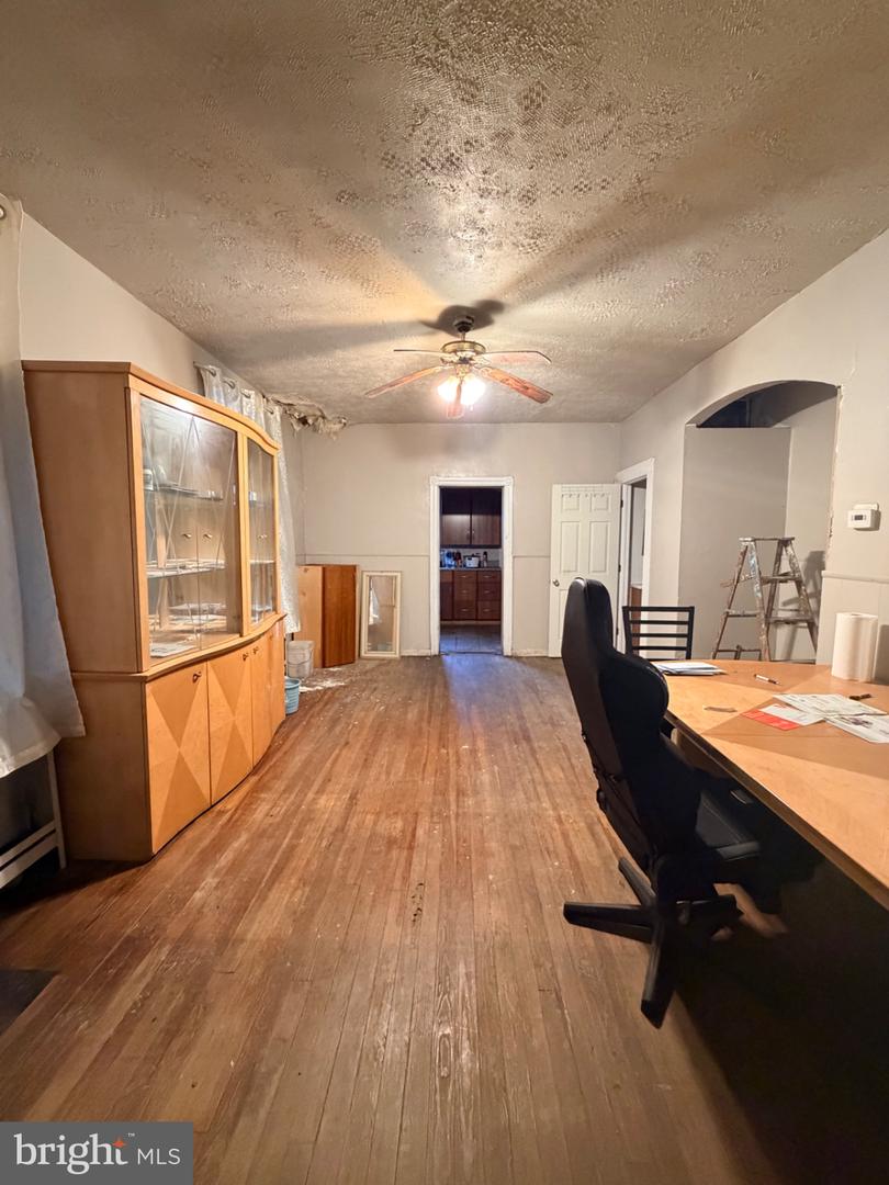 132 Delphine St Property Photo 2