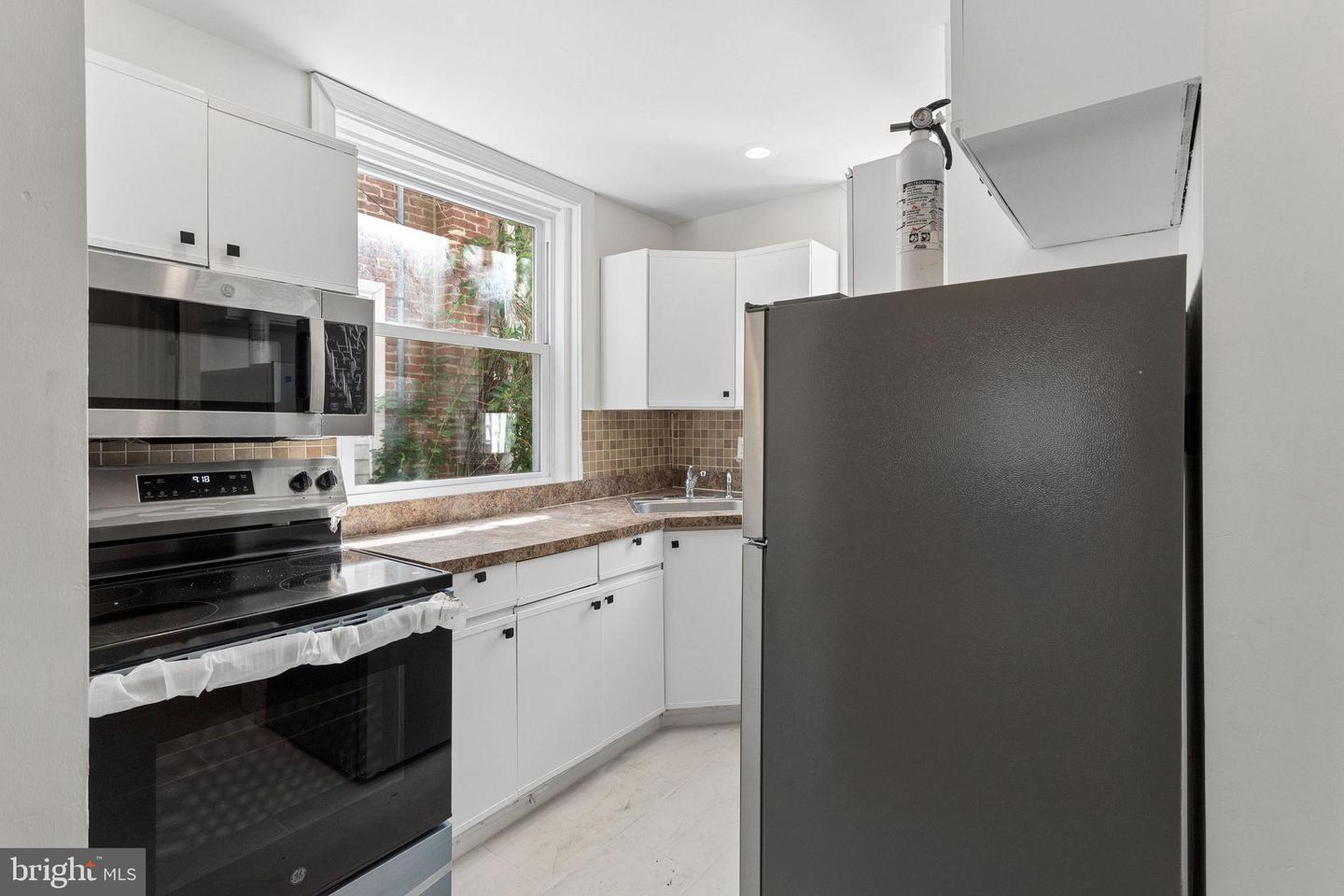 5532 Addison St Property Photo 4
