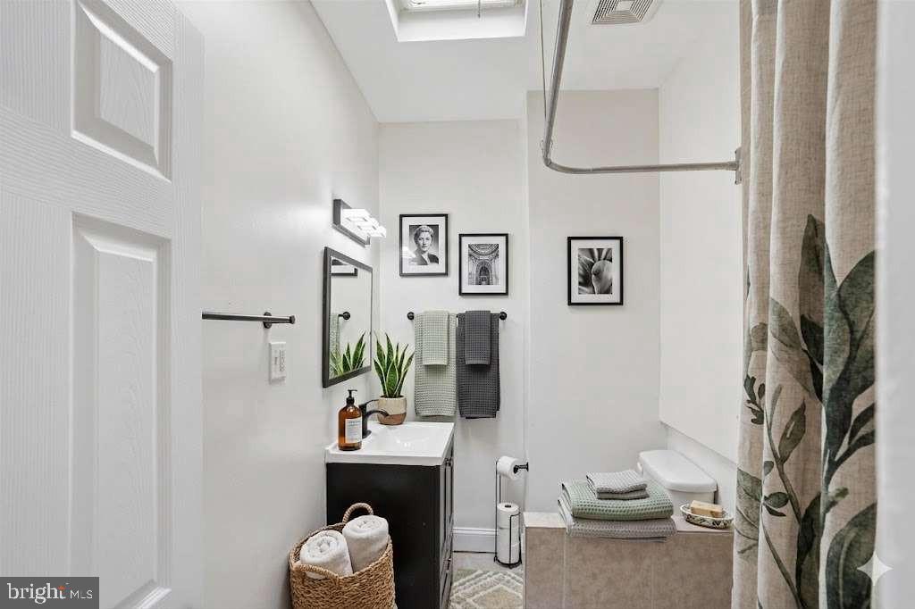 5532 Addison St Property Photo 8