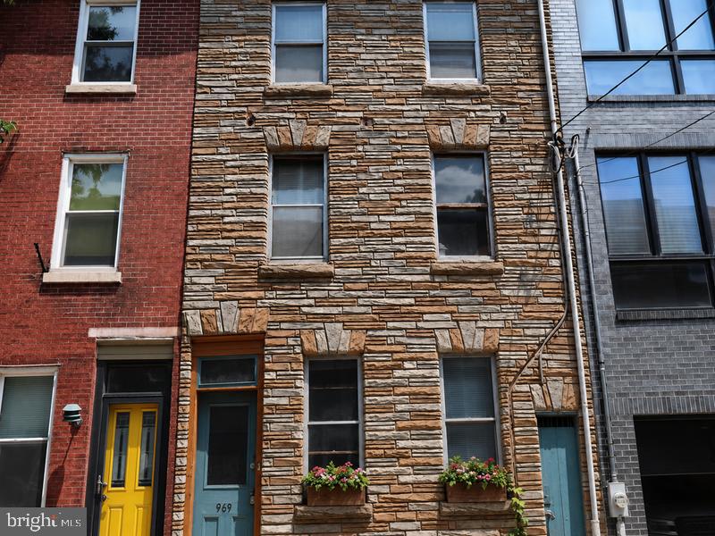 969 N Randolph St Property Photo 1