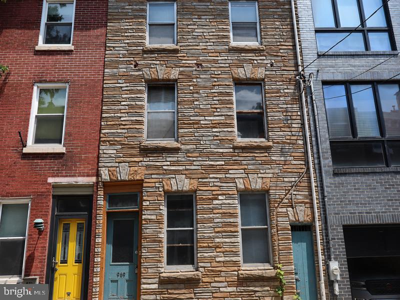 969 N Randolph St Property Photo 2