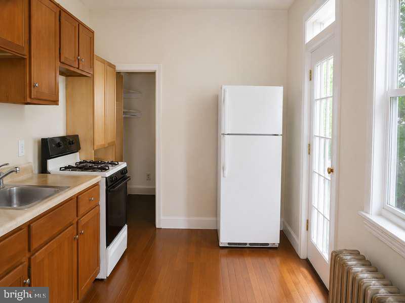 969 N Randolph St Property Photo 9