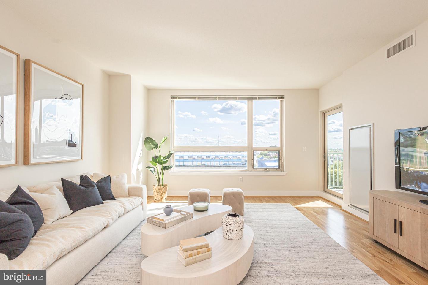 717 S Chris Columbus Blvd #811 Property Photo 8
