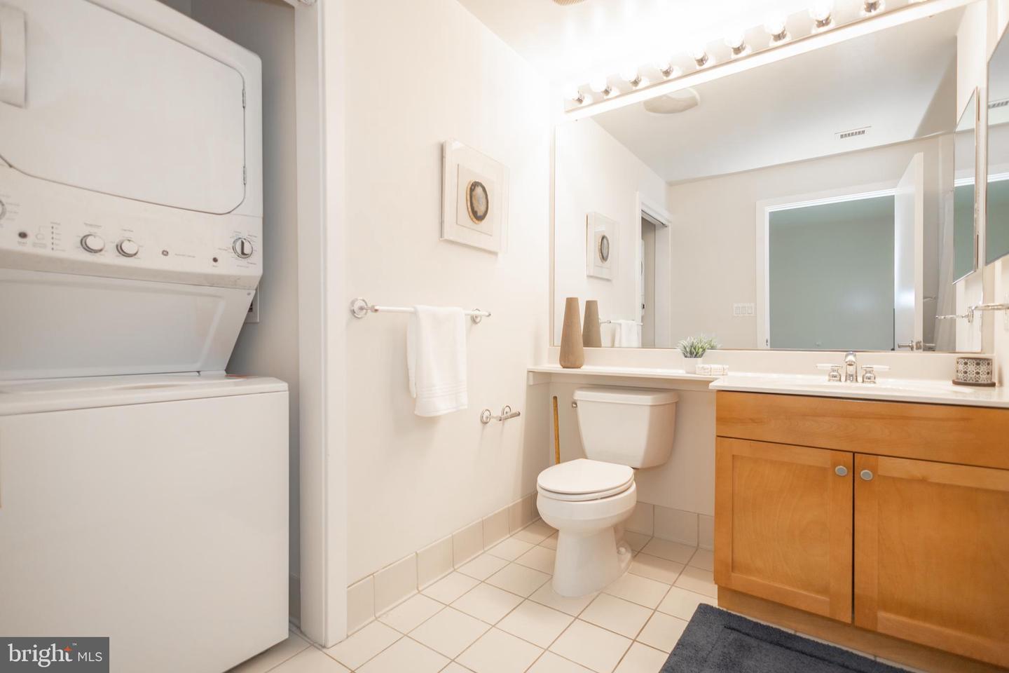 717 S Chris Columbus Blvd #811 Property Photo 23