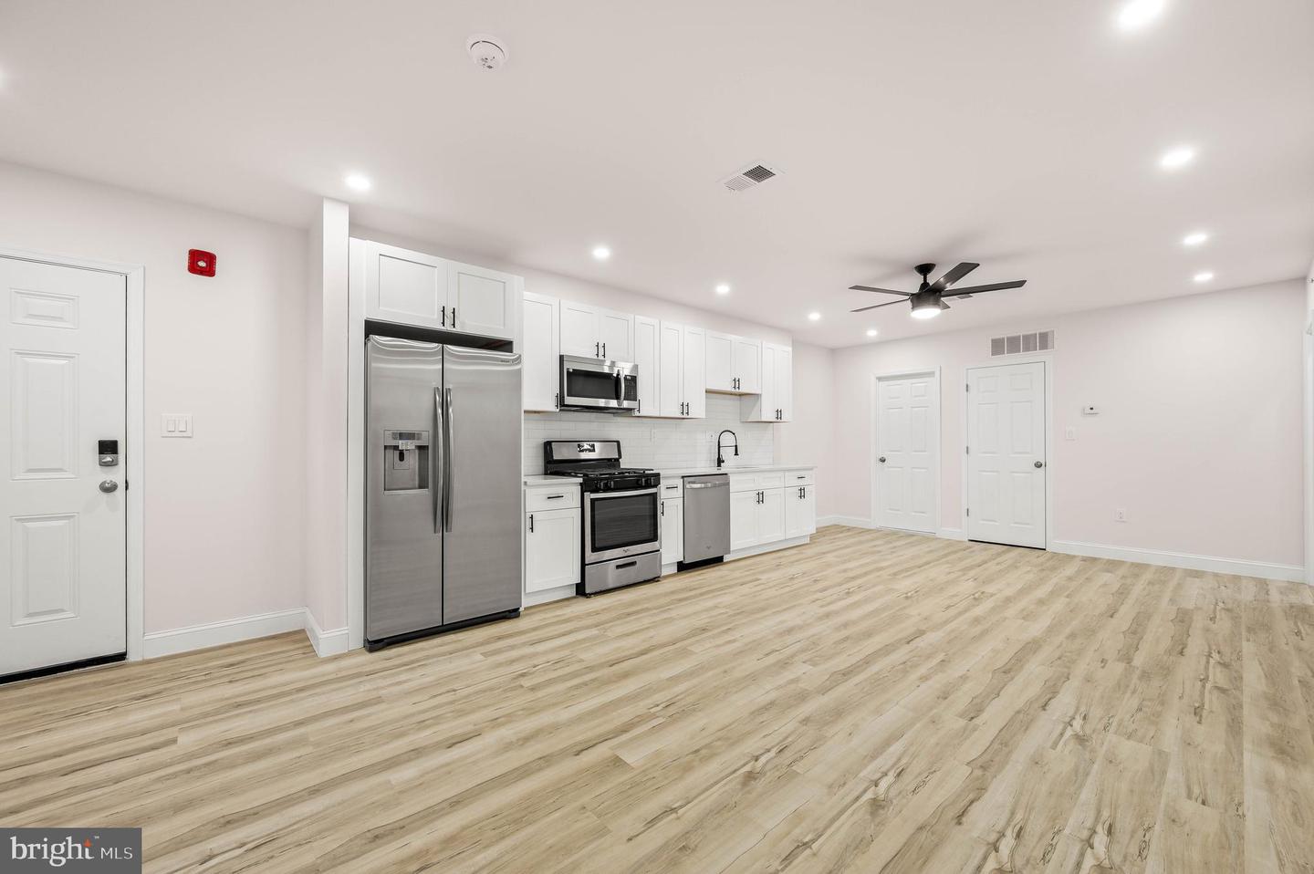 437 W GIRARD AVE #1 Property Photo 1