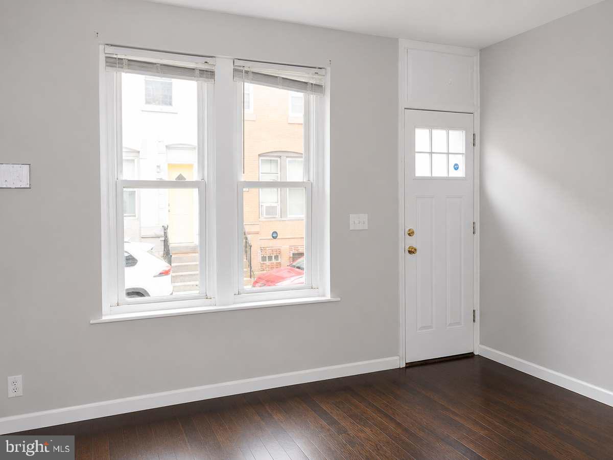 2226 Sigel St Property Photo 4