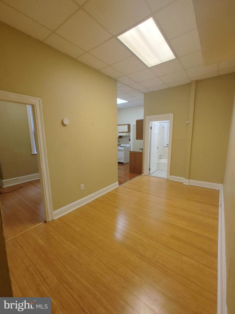 4015 Pine St #1r Property Photo 4