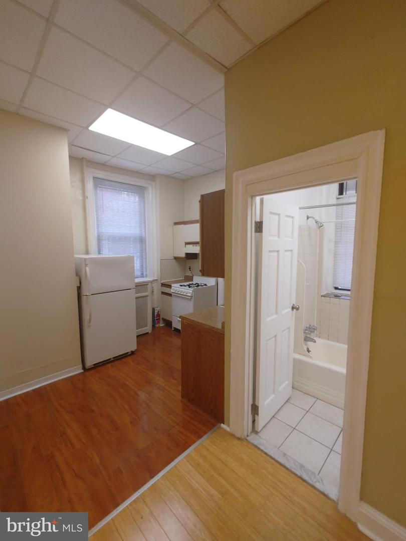 4015 Pine St #1r Property Photo 5