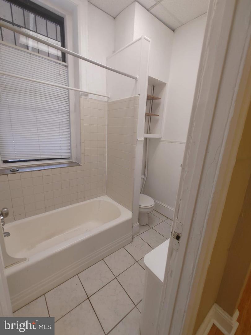 4015 Pine St #1r Property Photo 6