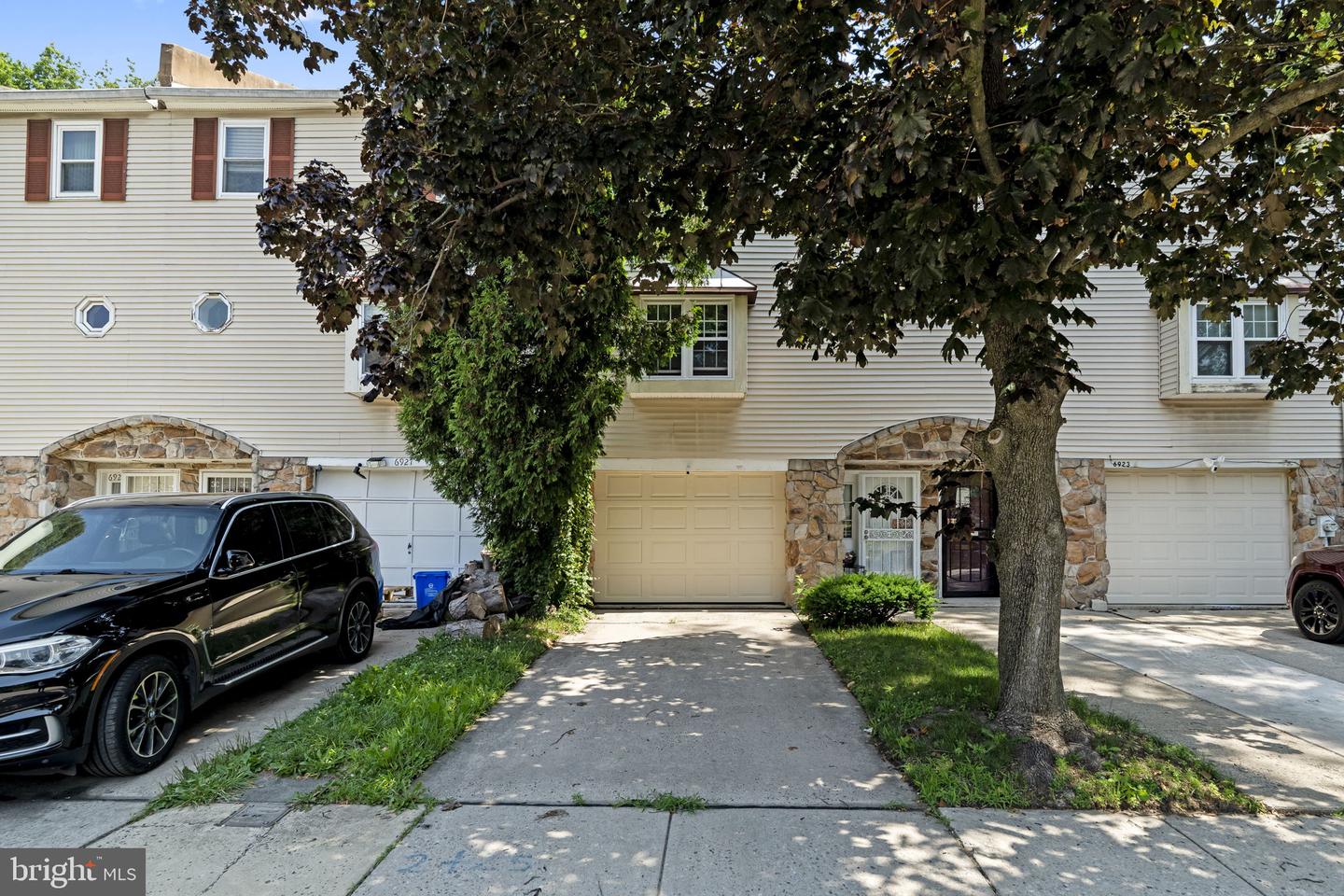 6925 SPRAGUE ST Property Photo 1