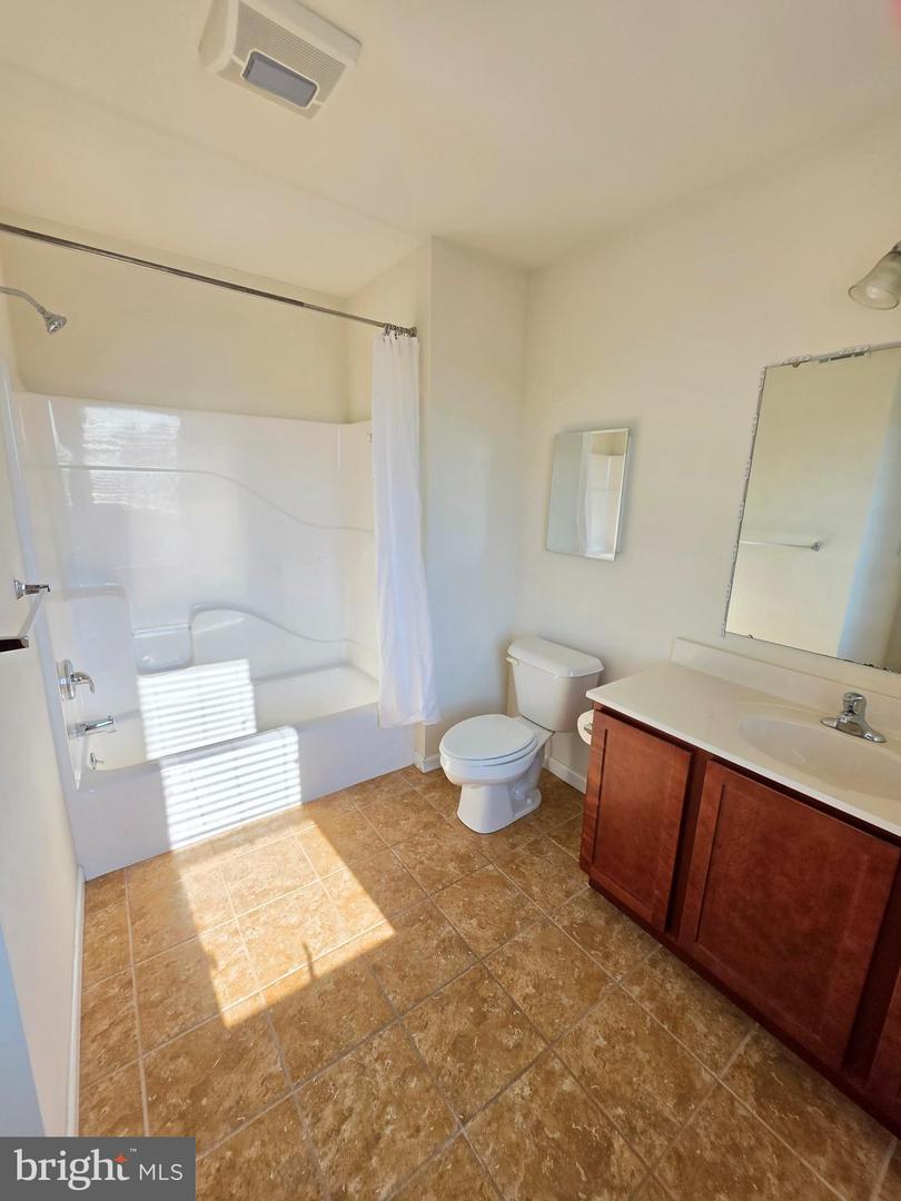 121-33 S 43rd St #405 Property Photo 3
