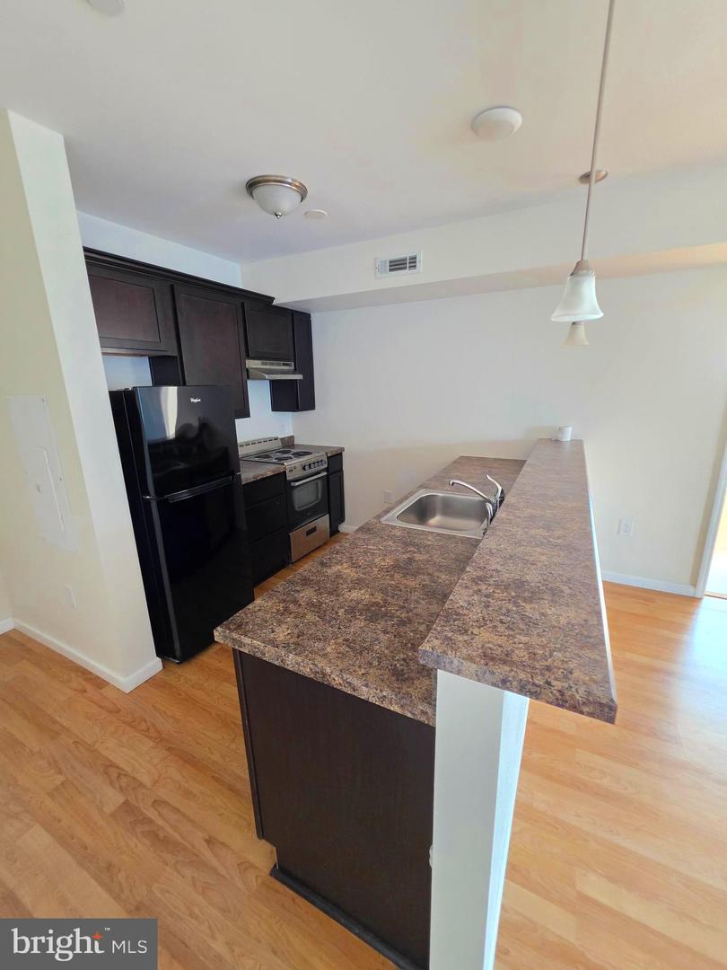 121-33 S 43rd St #405 Property Photo 4