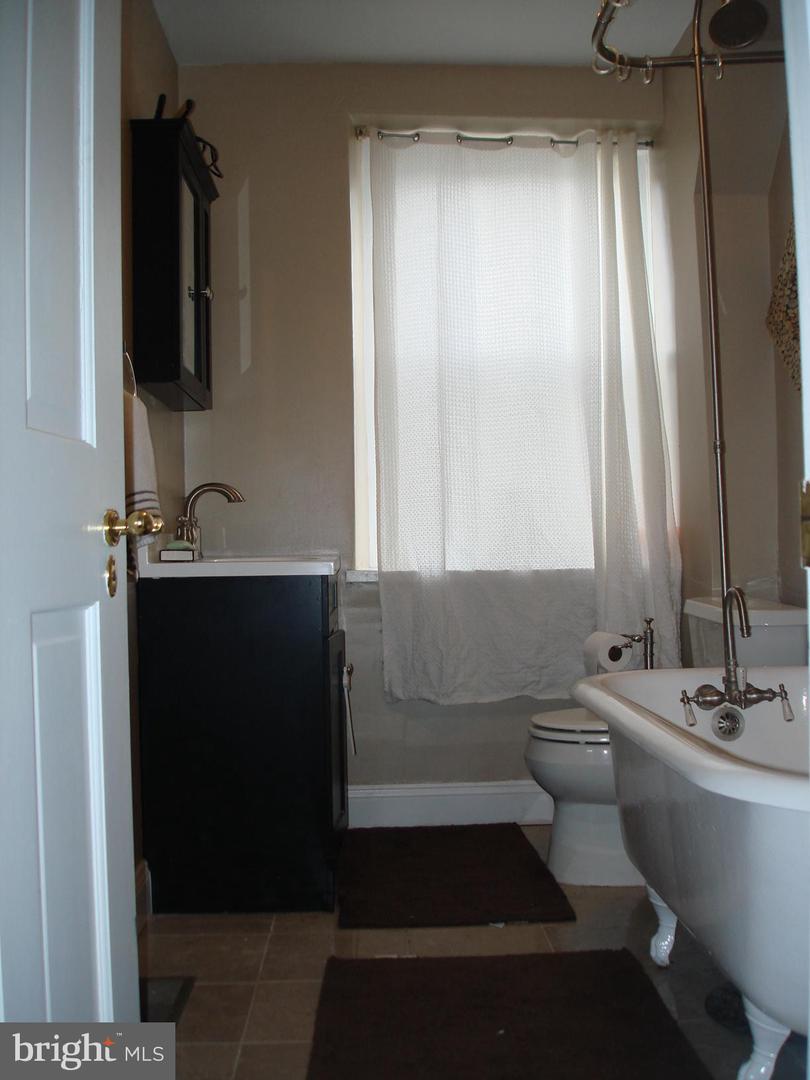 160 Levering St Property Photo 8
