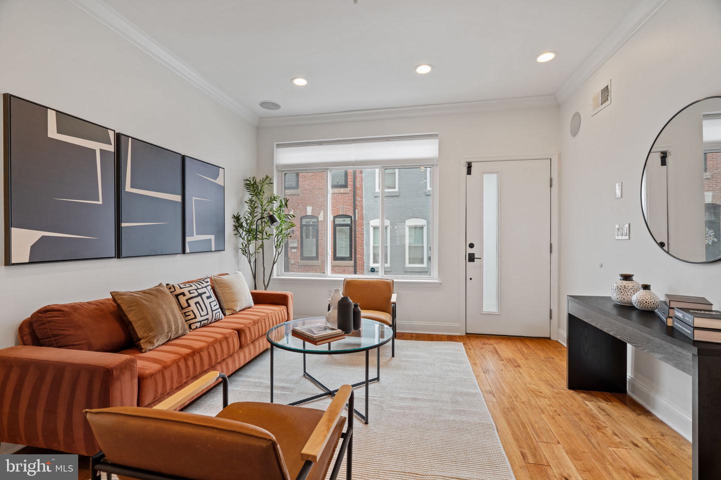 1450 N Dover St Property Photo 3