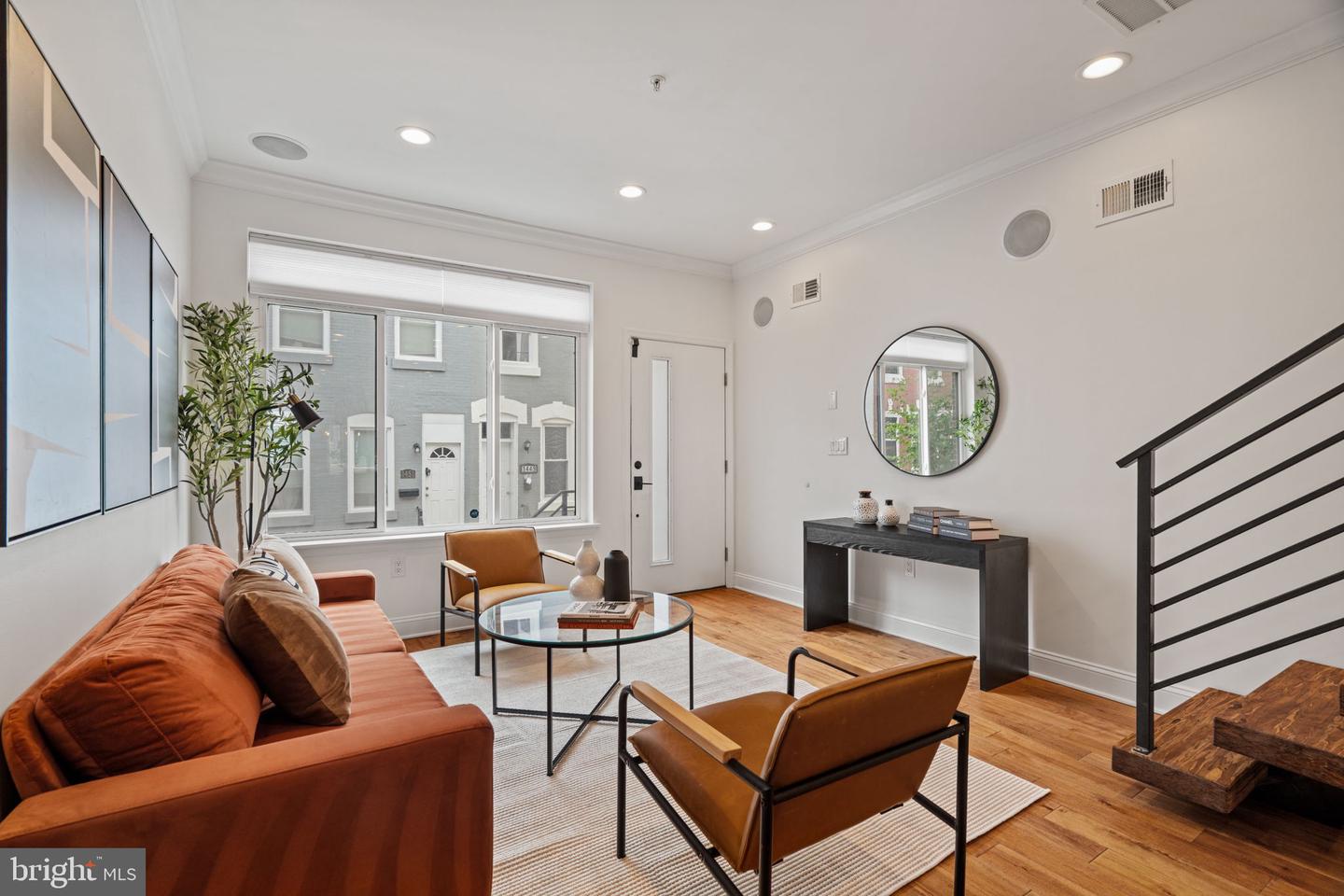1450 N Dover St Property Photo 4