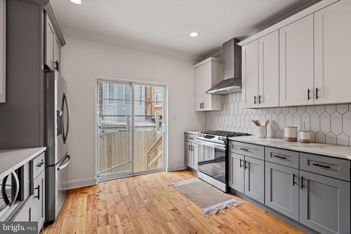 1450 N Dover St Property Photo 8