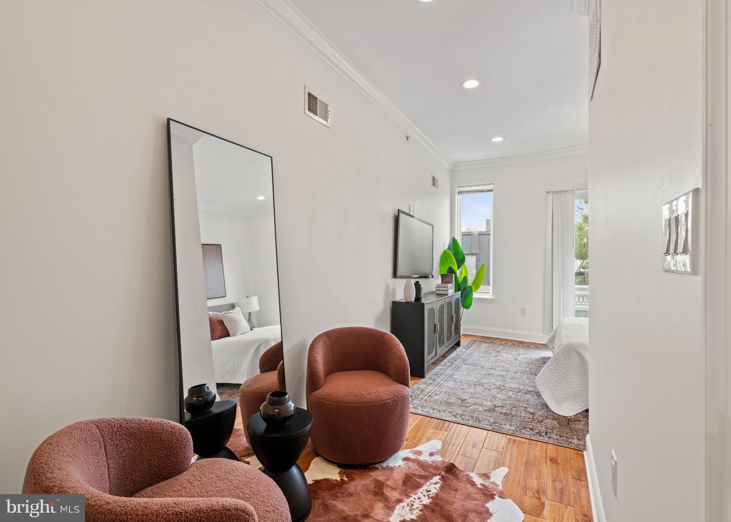 1450 N Dover St Property Photo 14