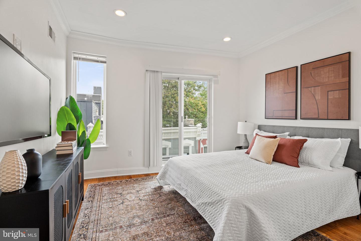 1450 N Dover St Property Photo 15