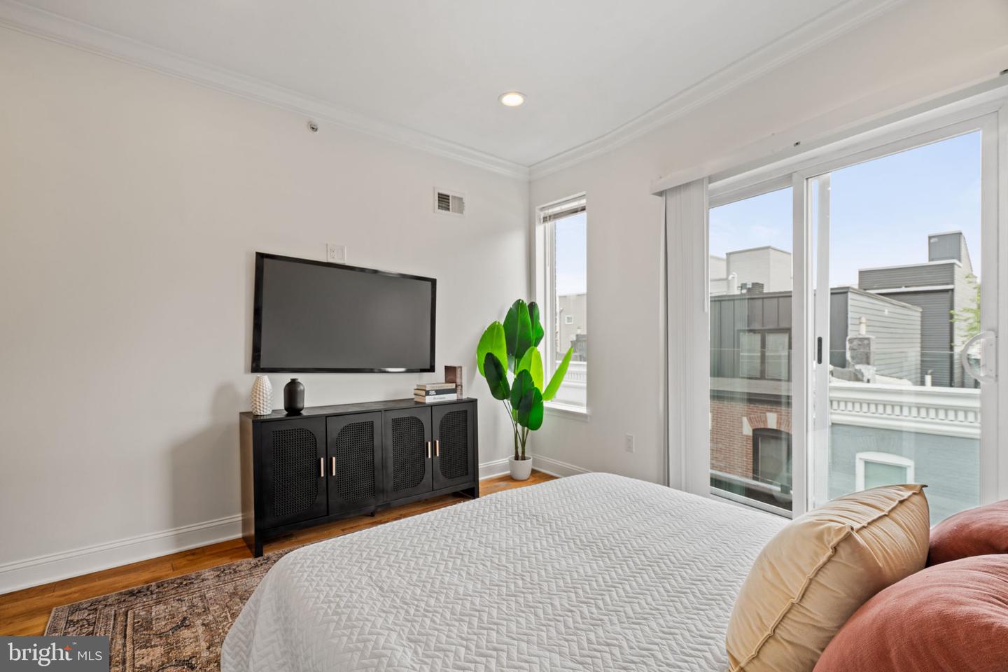 1450 N Dover St Property Photo 16