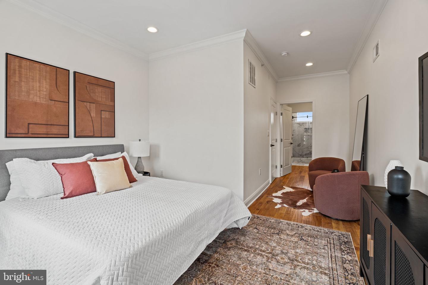 1450 N Dover St Property Photo 17