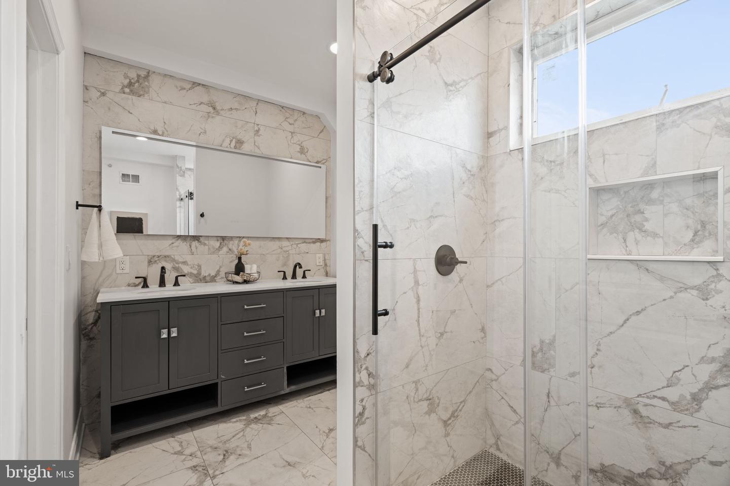 1450 N Dover St Property Photo 20