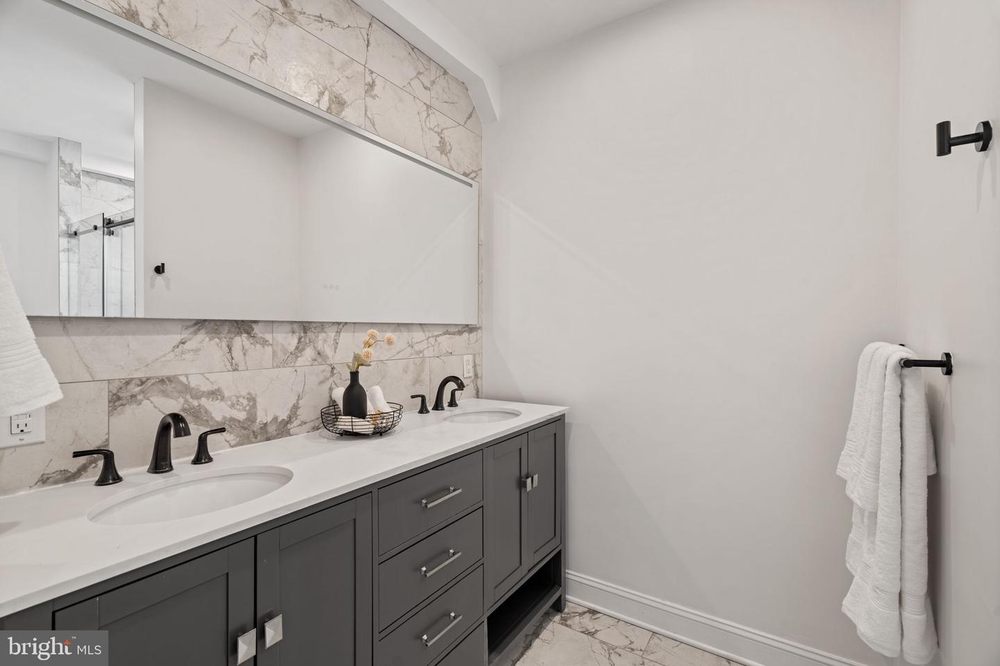 1450 N Dover St Property Photo 21