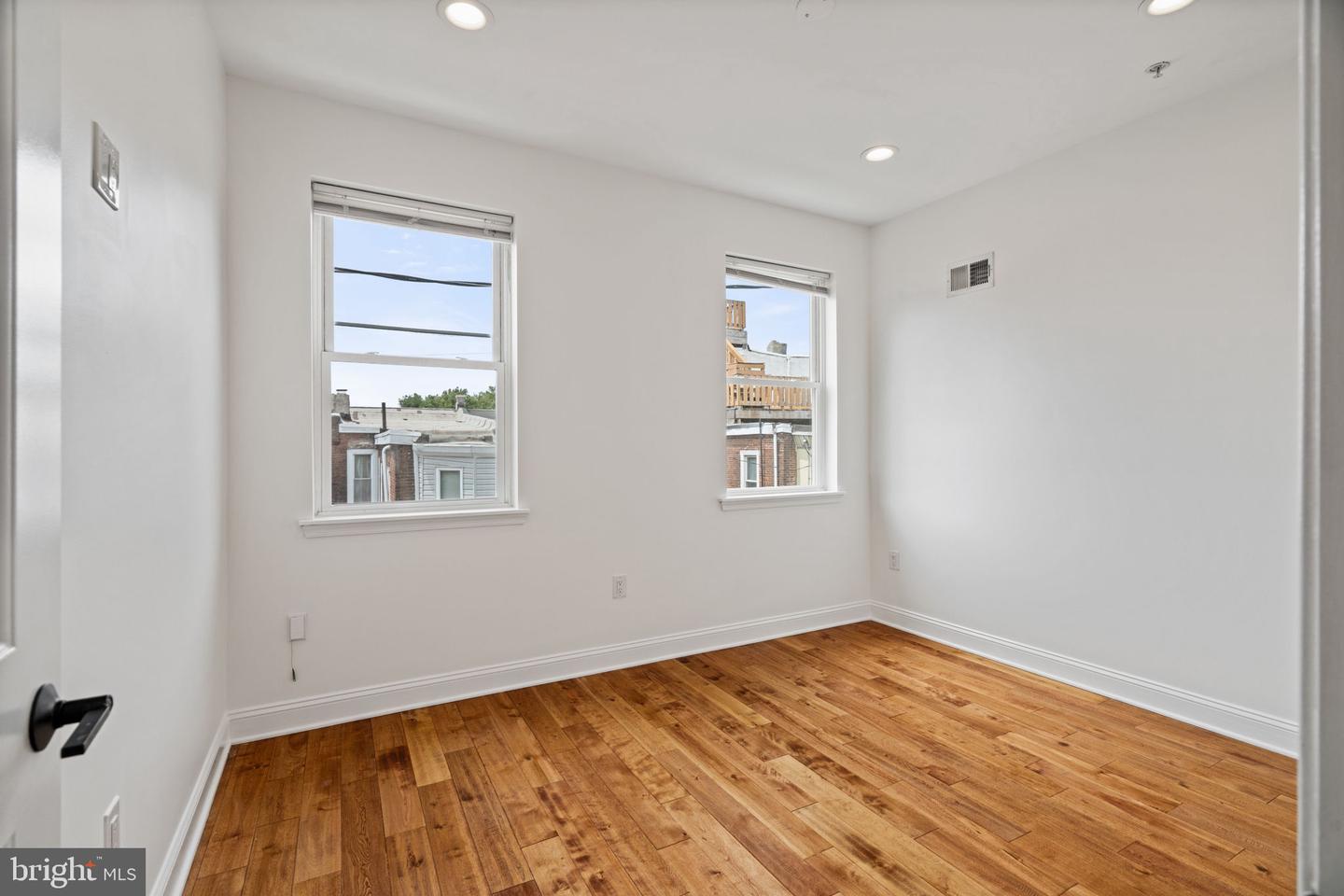 1450 N Dover St Property Photo 22