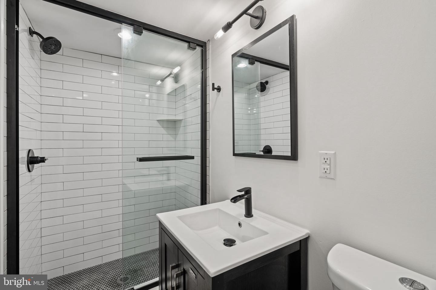 1450 N Dover St Property Photo 24