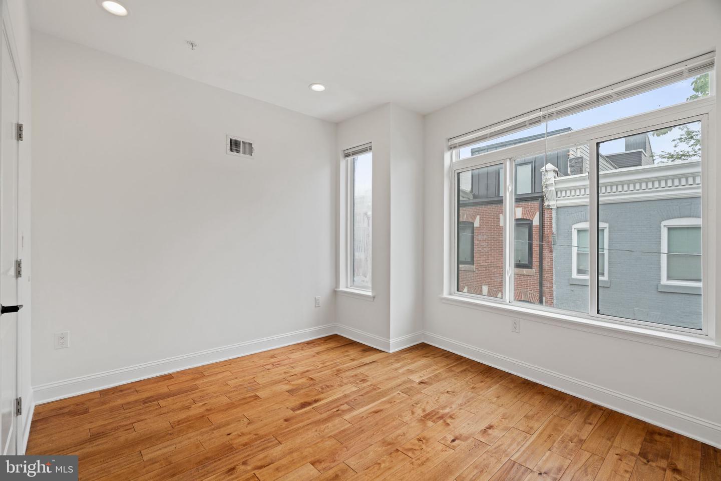 1450 N Dover St Property Photo 26