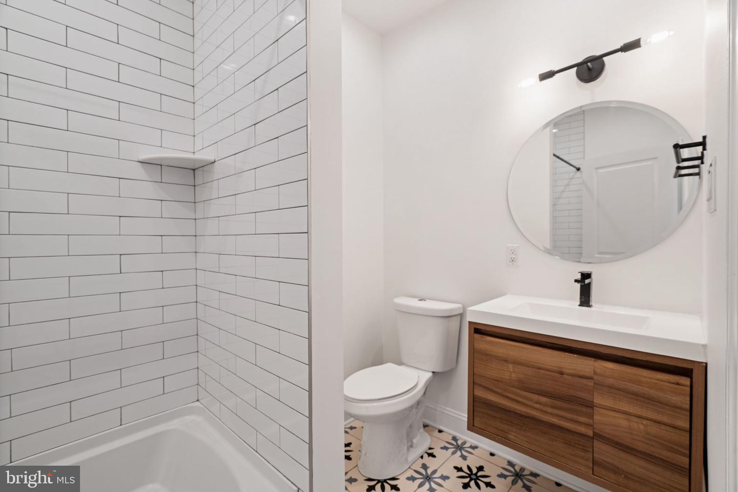 1450 N Dover St Property Photo 27