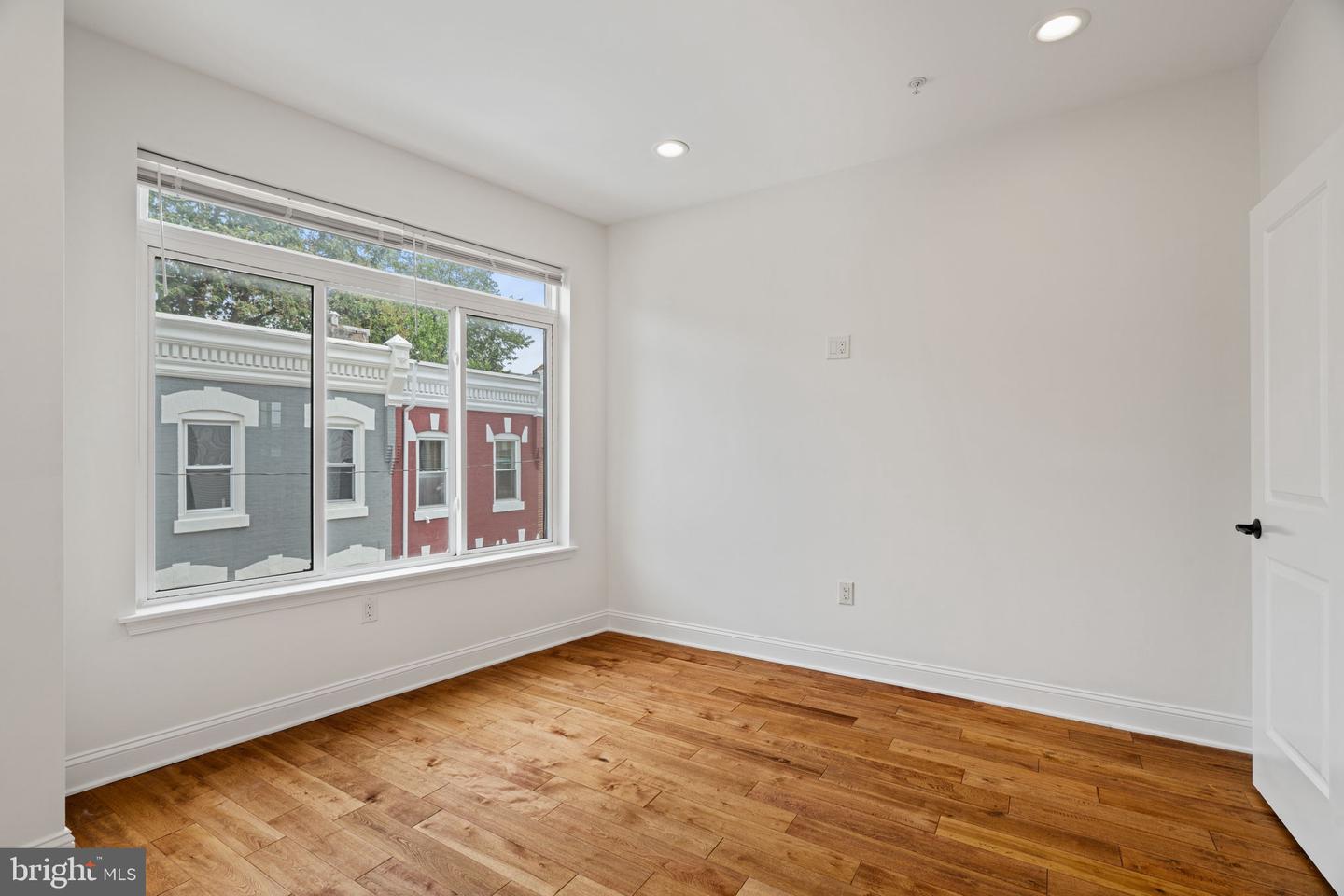 1450 N Dover St Property Photo 28
