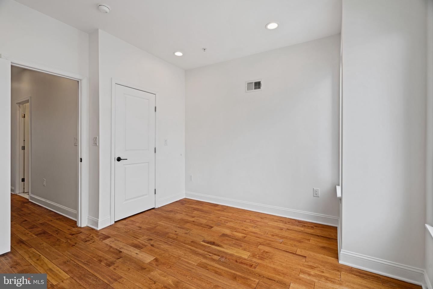 1450 N Dover St Property Photo 29