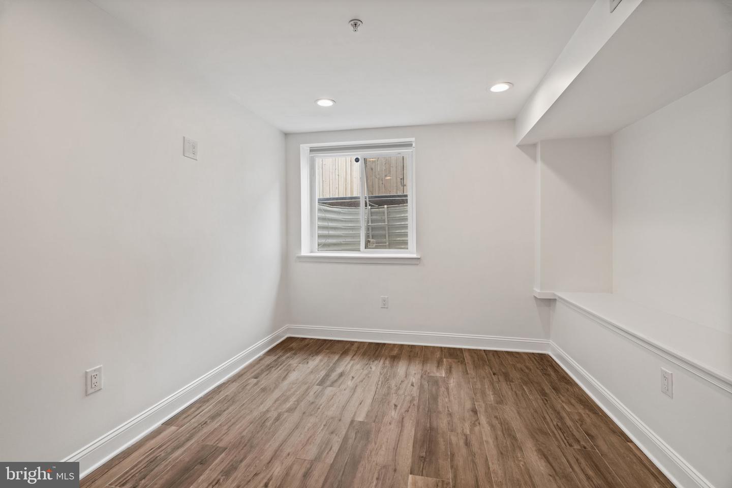 1450 N Dover St Property Photo 30