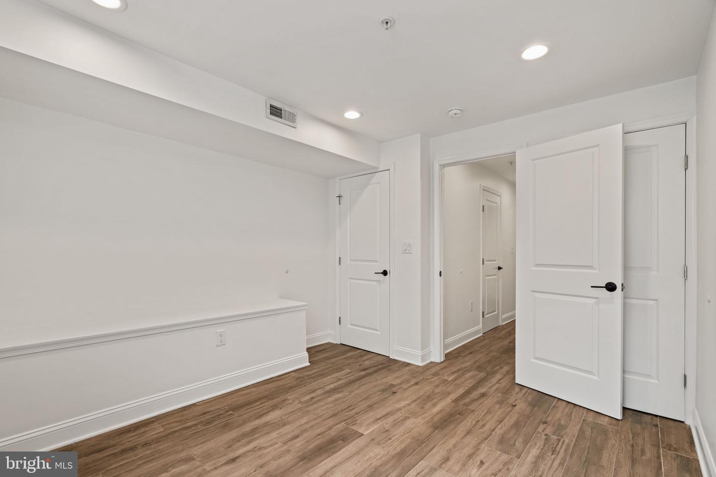 1450 N Dover St Property Photo 31