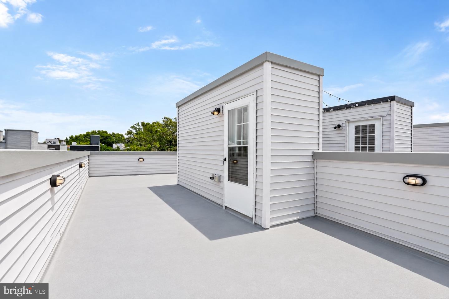 1450 N Dover St Property Photo 32