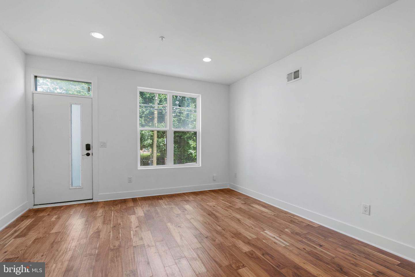 2242 N Howard St Property Photo 3