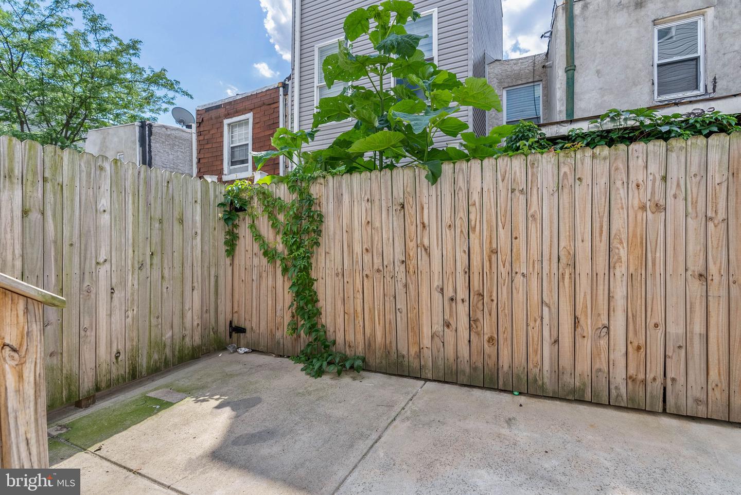 2242 N Howard St Property Photo 8