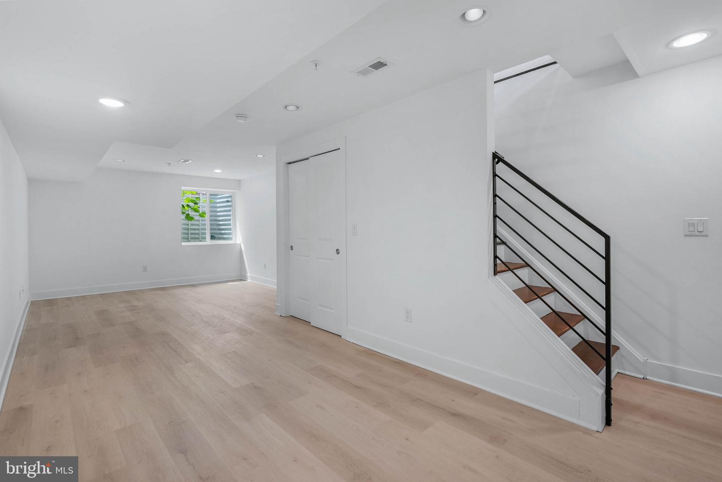 2242 N Howard St Property Photo 9